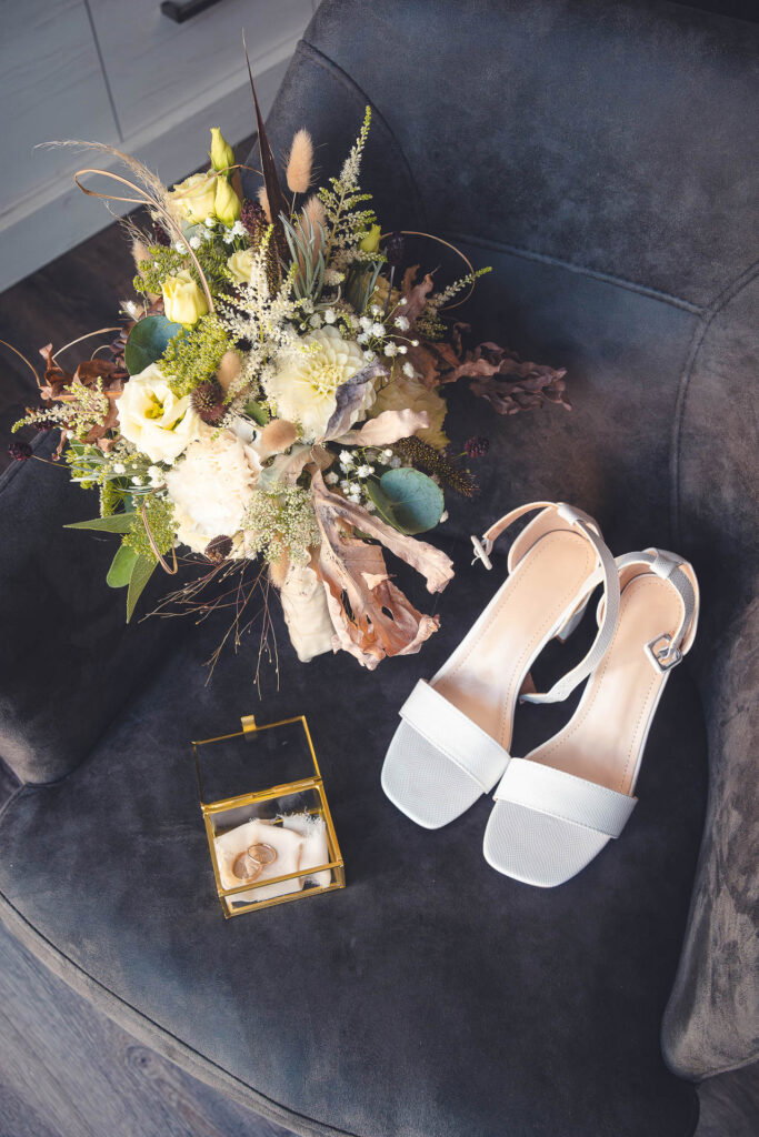 Brautstrauß, Ringe und Brautschuhe als Hochzeitsdetails