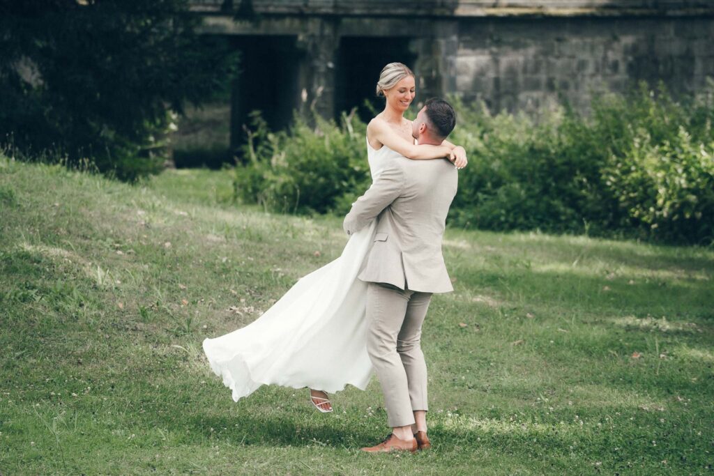 Brautpaar drehen Hochzeit