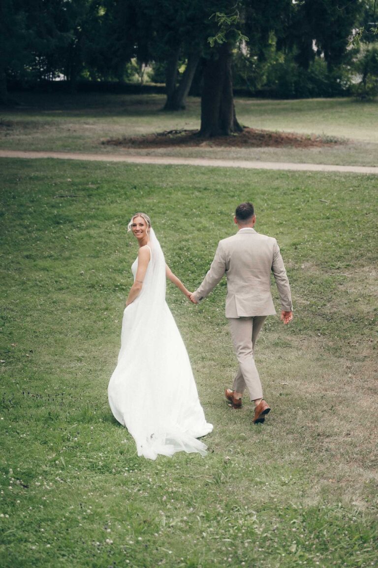 Brautpaar laufen Fotos