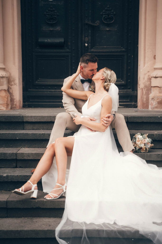 Hochzeitspaar Treppe sitzen