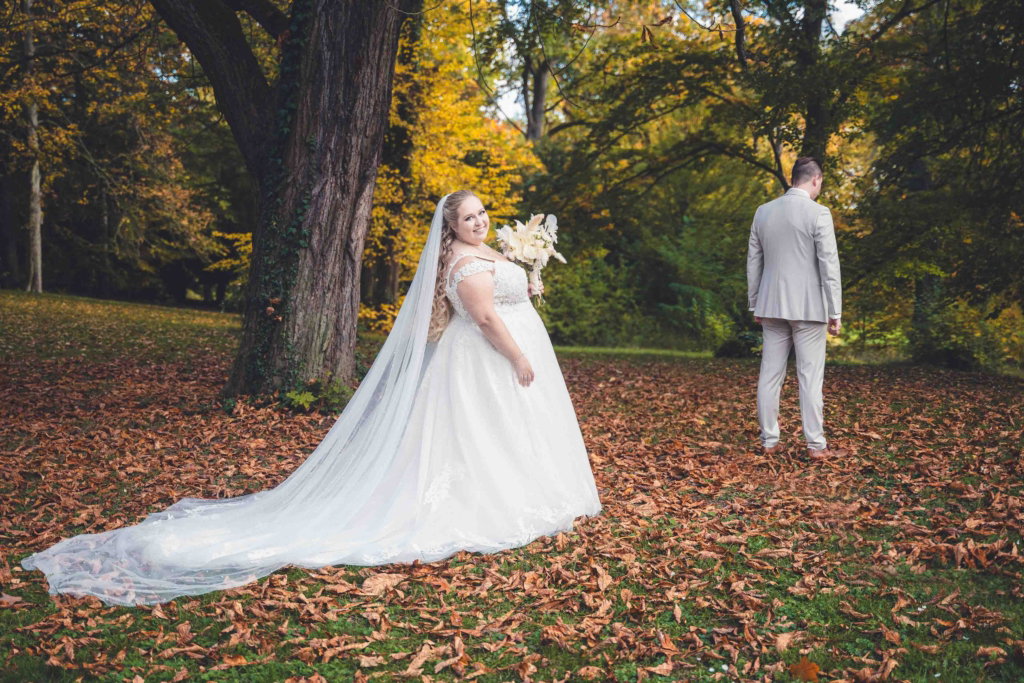 First Look des Brautpaars in einem herbstlichen Park