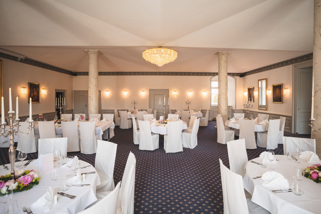Weisser Saal Stuehle