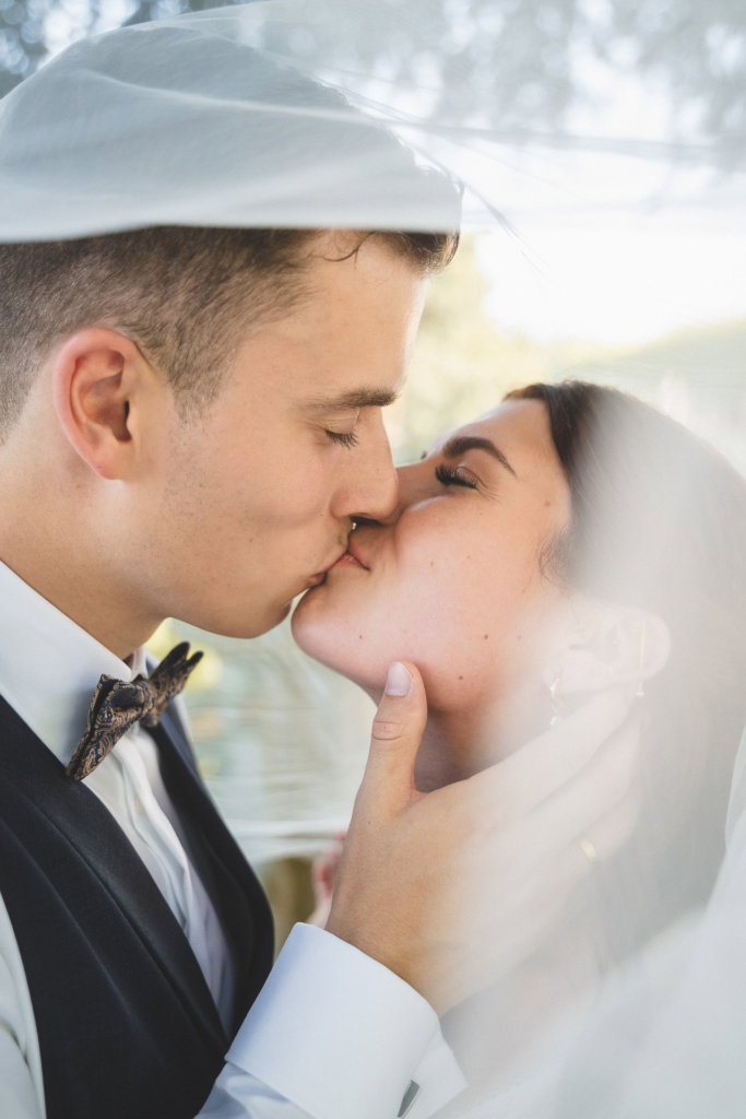 heiraten schloss weilburg brautpaar kuss schleier