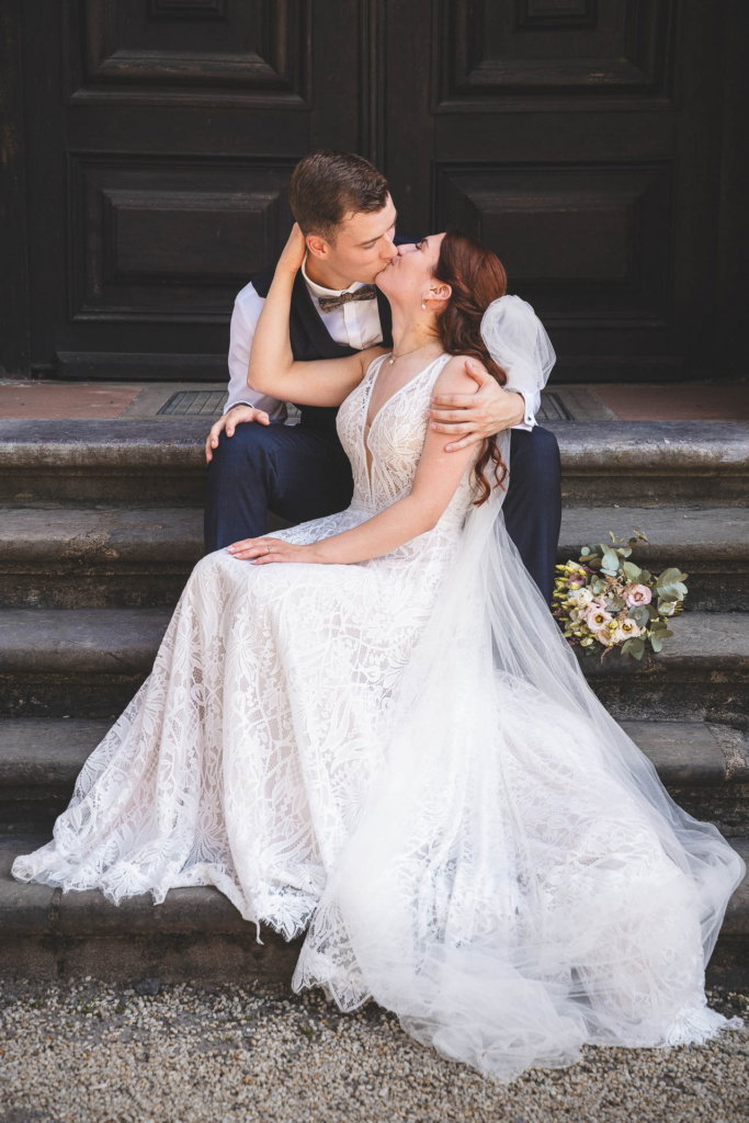 heiraten schloss weilburg brautpaar kuss schlosstreppe