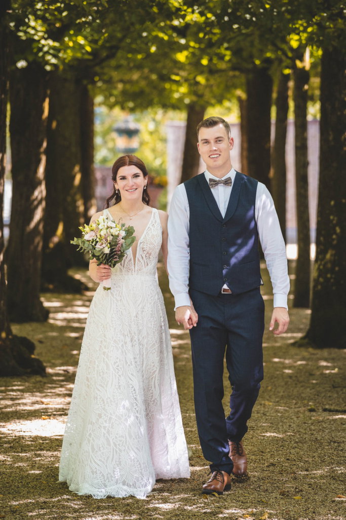 heiraten schloss weilburg brautpaar spaziergang allee