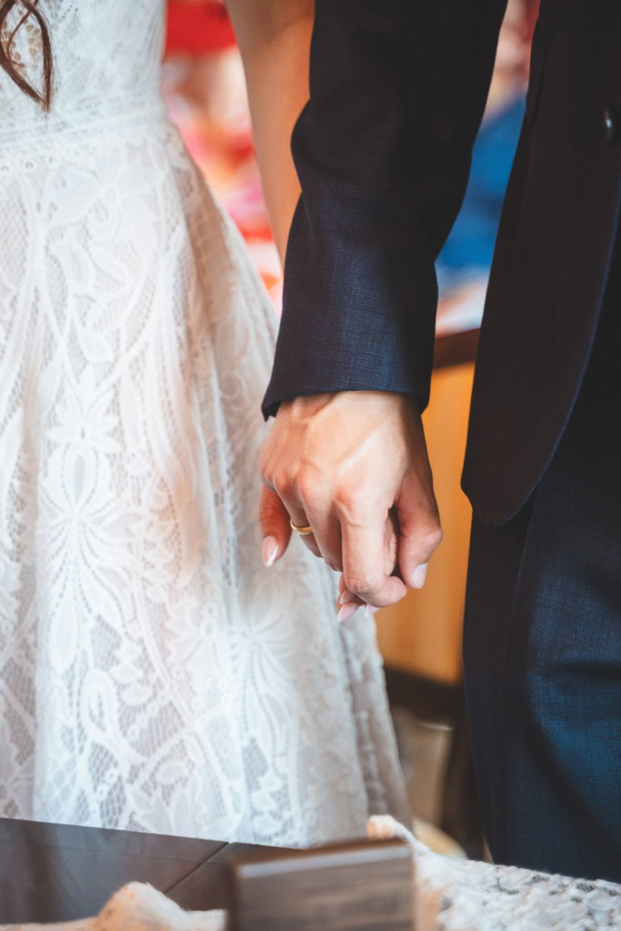 heiraten schloss weilburg detail haende brautkleid