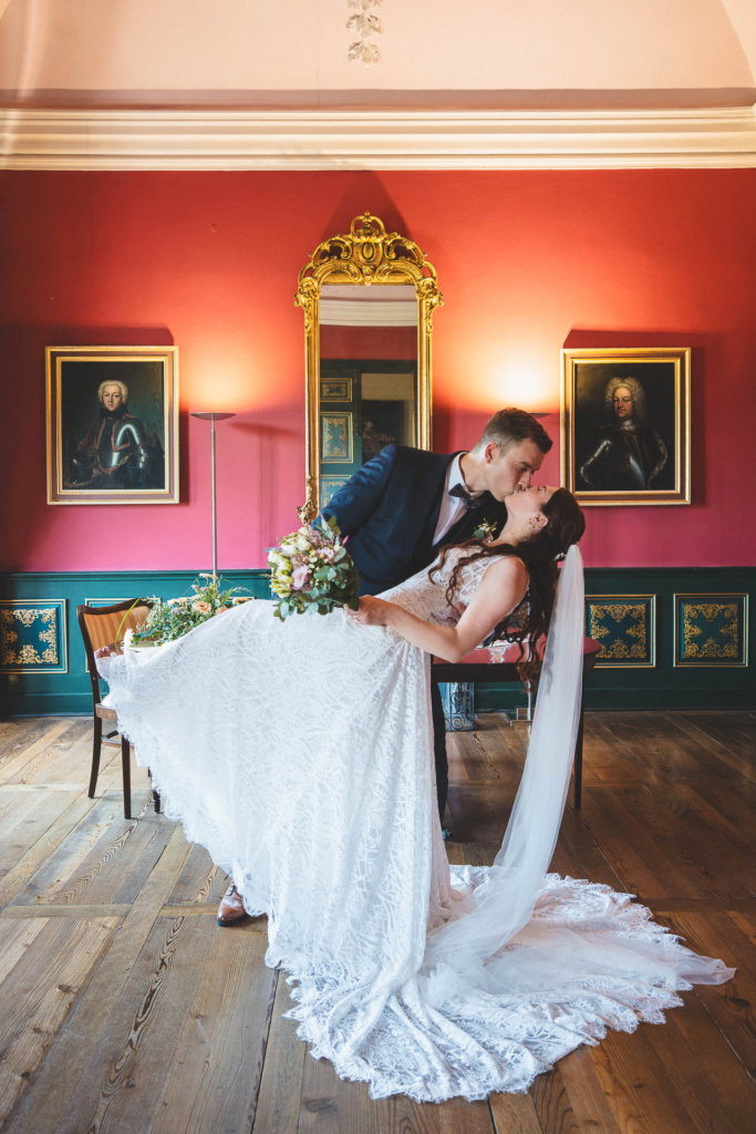 hochzeit schloss weilburg brautpaar roter saal