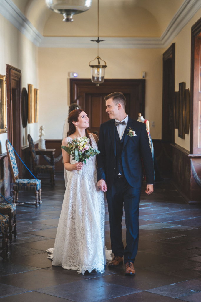 hochzeit schloss weilburg brautpaar schlossflur