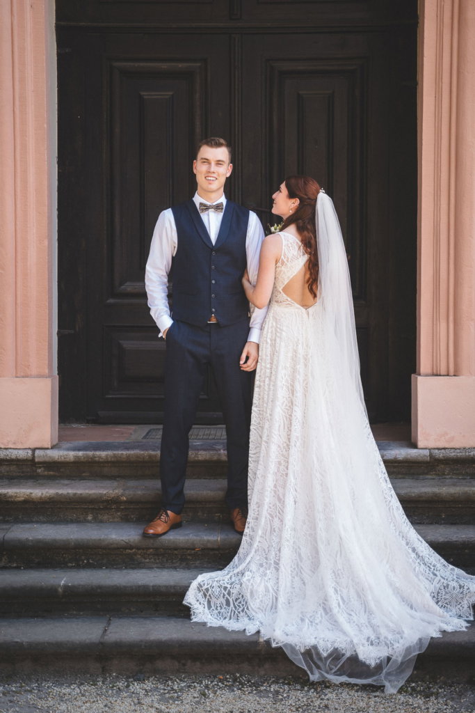hochzeit schloss weilburg brautpaar schlossportal